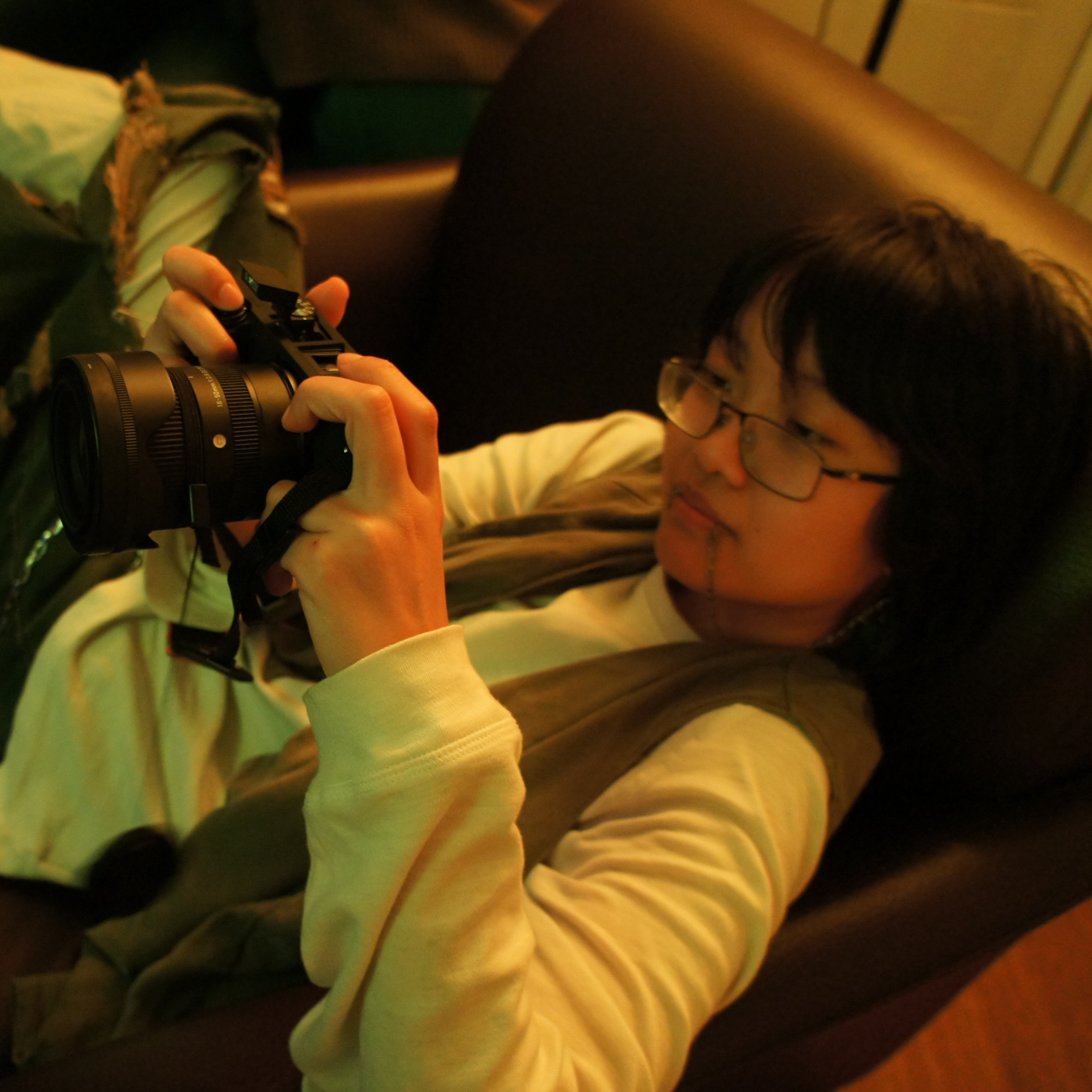 shayuu holding a camera